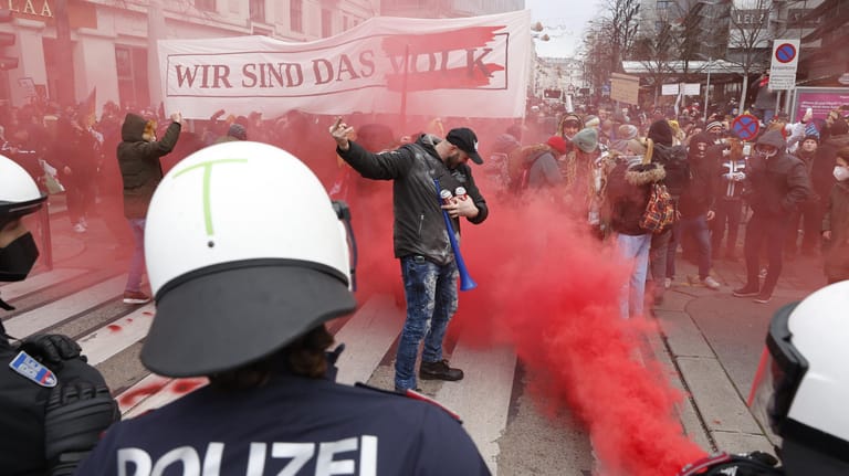 Eine Demonstration gegen die Corona-Maßnahmen in Wien am Samstag: Über 40.000, teils gewaltbereite, Demonstranten nahmen teil – an die Maskenpflicht hielt sich kaum jemand.