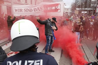 Eine Demonstration gegen die Corona-Maßnahmen in Wien am Samstag: Über 40.000, teils gewaltbereite, Demonstranten nahmen teil – an die Maskenpflicht hielt sich kaum jemand.