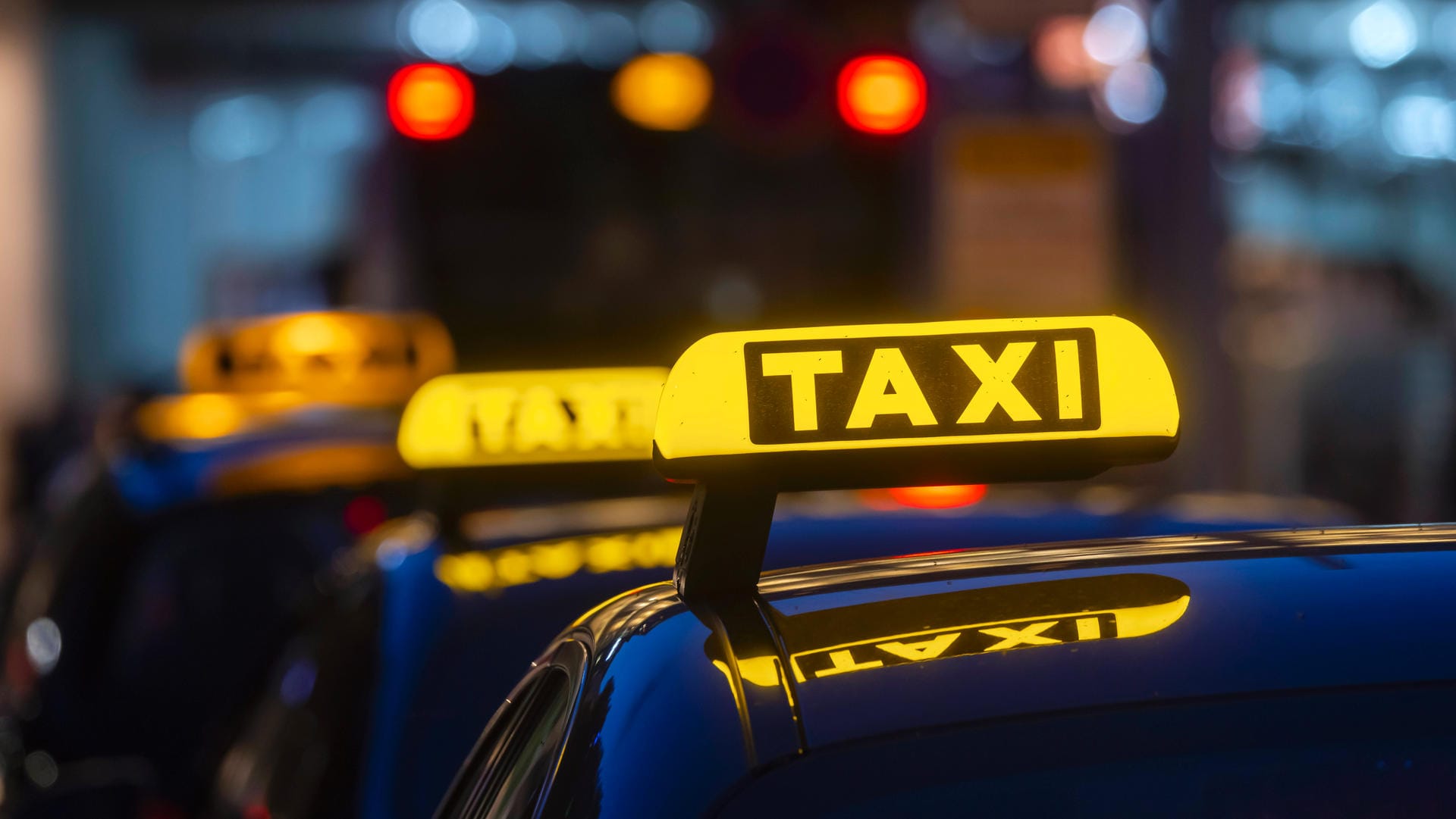 Taxischilder bei Nacht (Symbolbild): Ein anderer Taxifahrer sah das gestohlene Fahrzeug auf der Autobahn Richtung Essen. Taxischilder bei Nacht (Symbolbild): Ein anderer Taxifahrer sah das gestohlene Fahrzeug auf der Autobahn Richtung Essen.