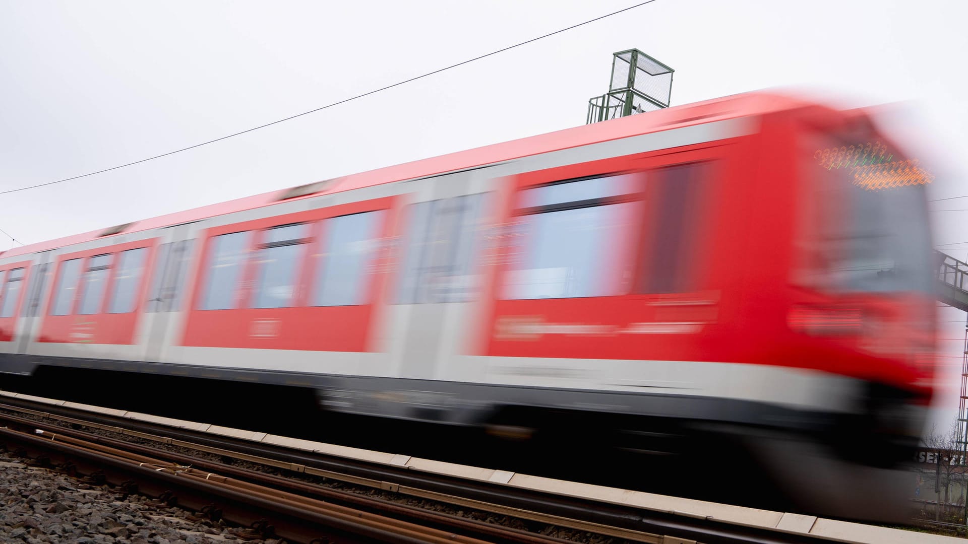 Hamburger S-Bahn (Archivbild): An der Buxtehuder Haltestelle Neukloster wurde ein 27-Jähriger im Abstand von einer Stunde von zwei Zügen überrollt. Hamburger S-Bahn (Archivbild): An der Buxtehuder Haltestelle Neukloster wurde ein 27-Jähriger im Abstand von einer Stunde von zwei Zügen überrollt.