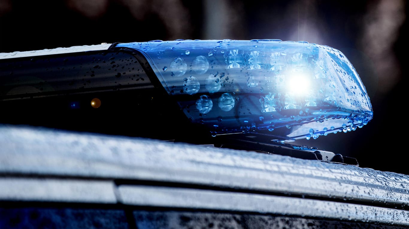 Einsatzfahrzeug der Polizei mit Blaulicht (Symbolbild): Die Beamten konnten die Männer fassen.