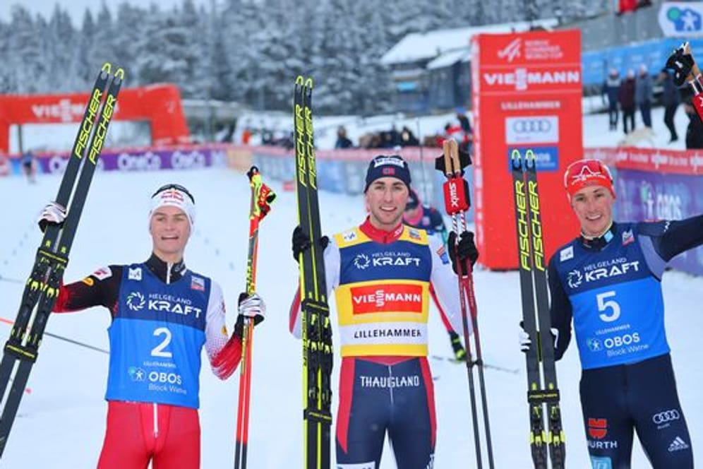 Der Zweite Johannes Lamparter (l-r) , Sieger Jarl Magnus Riber und Eric Frenzel feiern ihre Platzierungen.