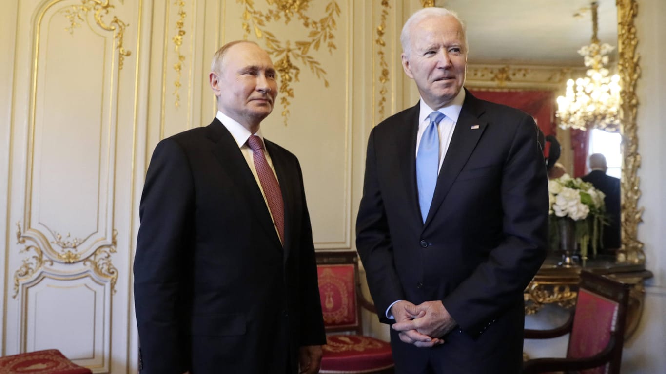 Joe Biden und Wladimir Putin bei einem Treffen in Genf im Juni 2021: Beide Präsidenten ringen am Diienstag um eine Deeskalation im Ukraine-Konflikt.