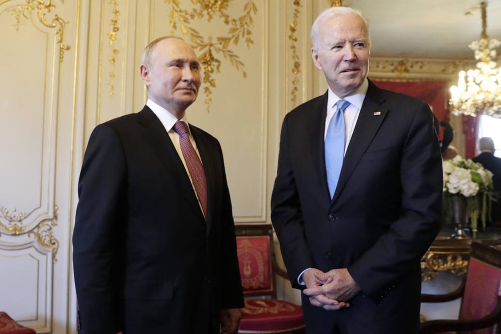 Joe Biden und Wladimir Putin bei einem Treffen in Genf im Juni 2021: Beide Präsidenten ringen am Diienstag um eine Deeskalation im Ukraine-Konflikt.