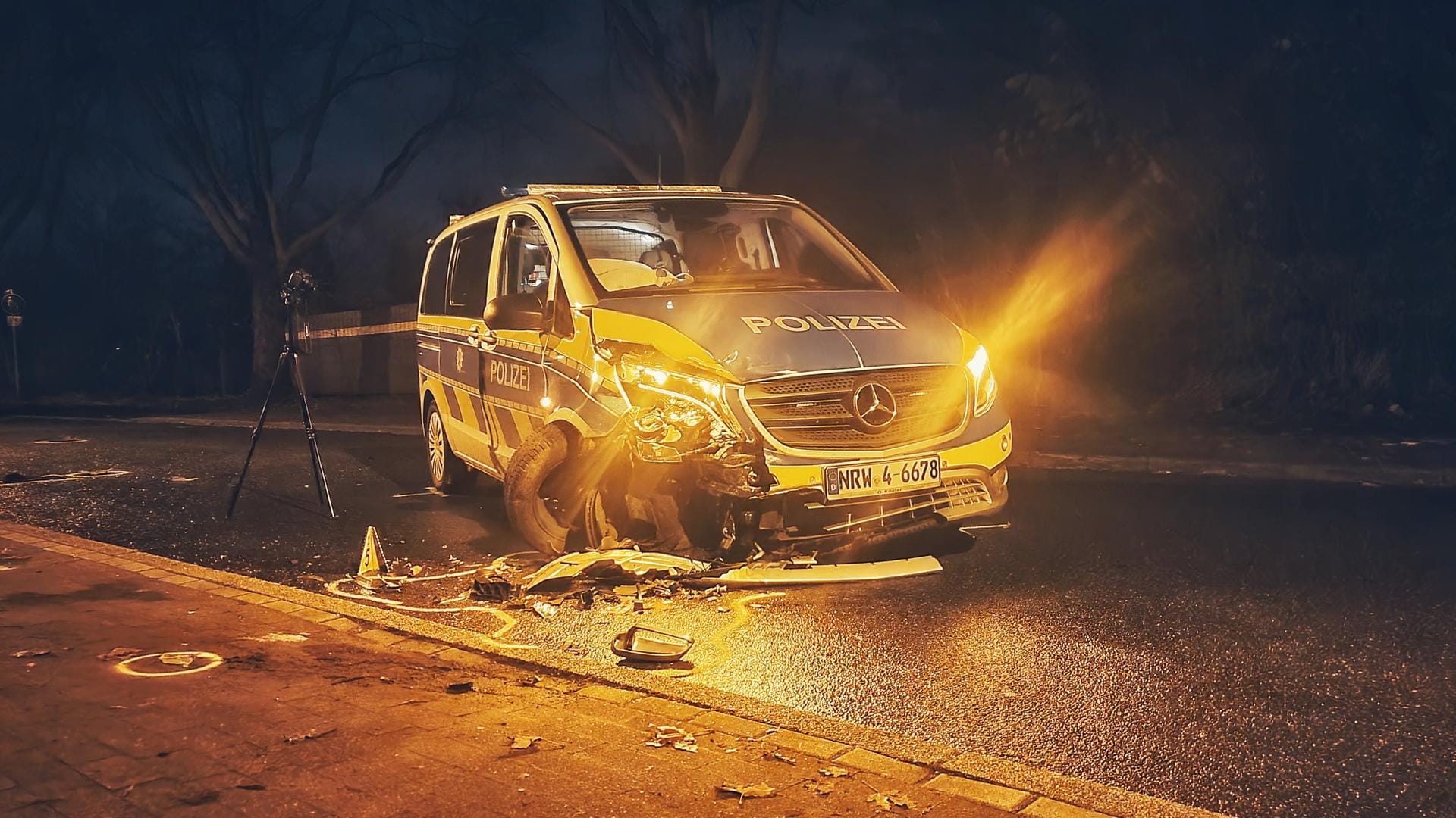 Beschädigtes Polizeiauto: Der Polizist im Wagen erlitt schwere Verletzungen.