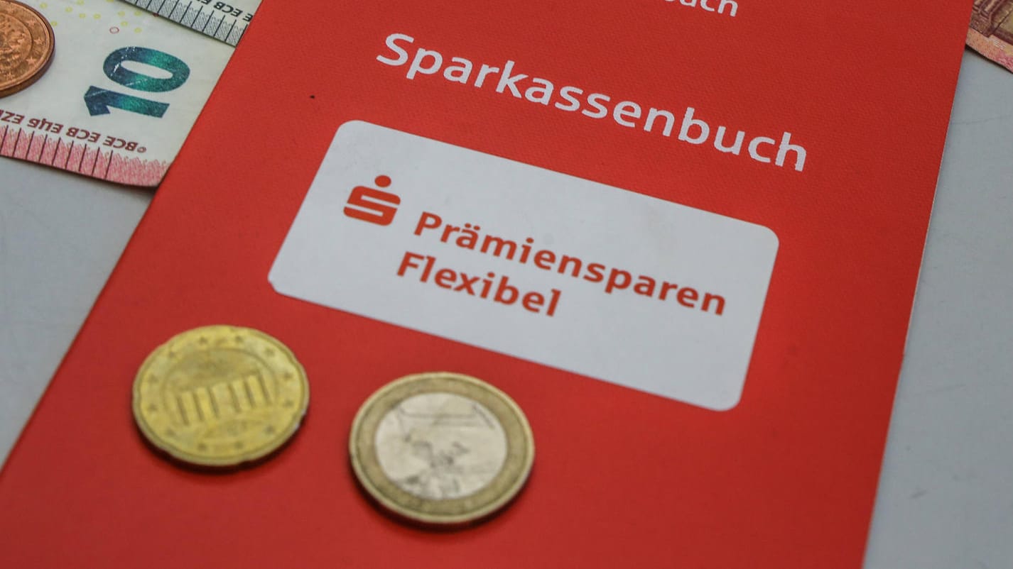 "Prämiensparen flexibel" der Sparkasse Mönchengladbach (Symbolbild): Viele Klauseln solcher Verträge sind ungültig.