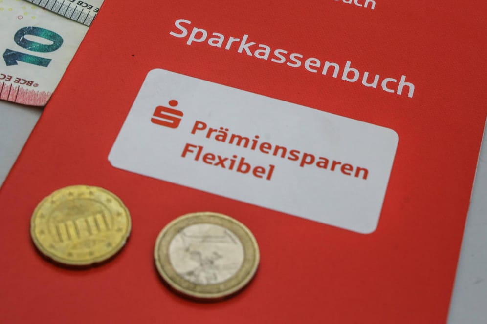 "Prämiensparen flexibel" der Sparkasse Mönchengladbach (Symbolbild): Viele Klauseln solcher Verträge sind ungültig.