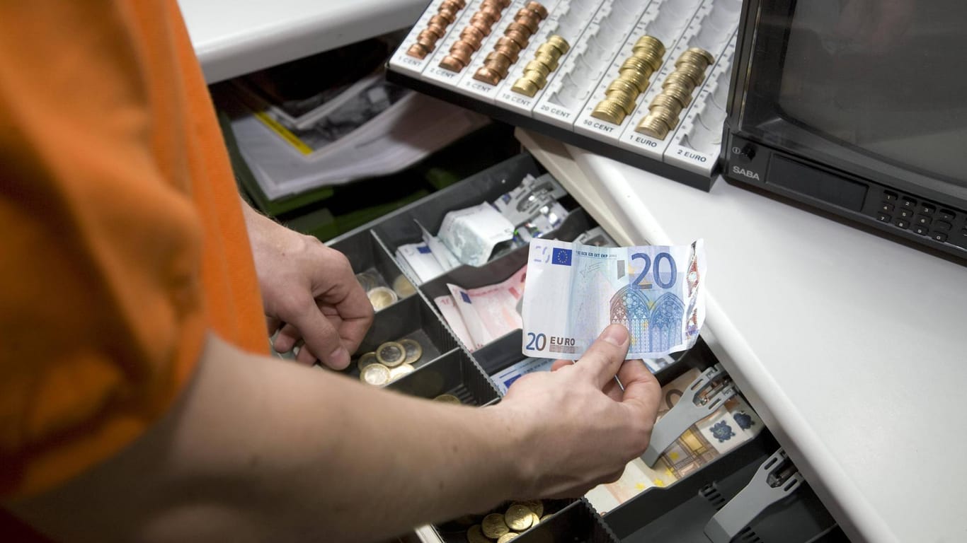 Mitarbeiter an der Kasse (Symbolbild): Der 25-Jährige betrog seinen Arbeitgeber um mehrere Tausen Euro.