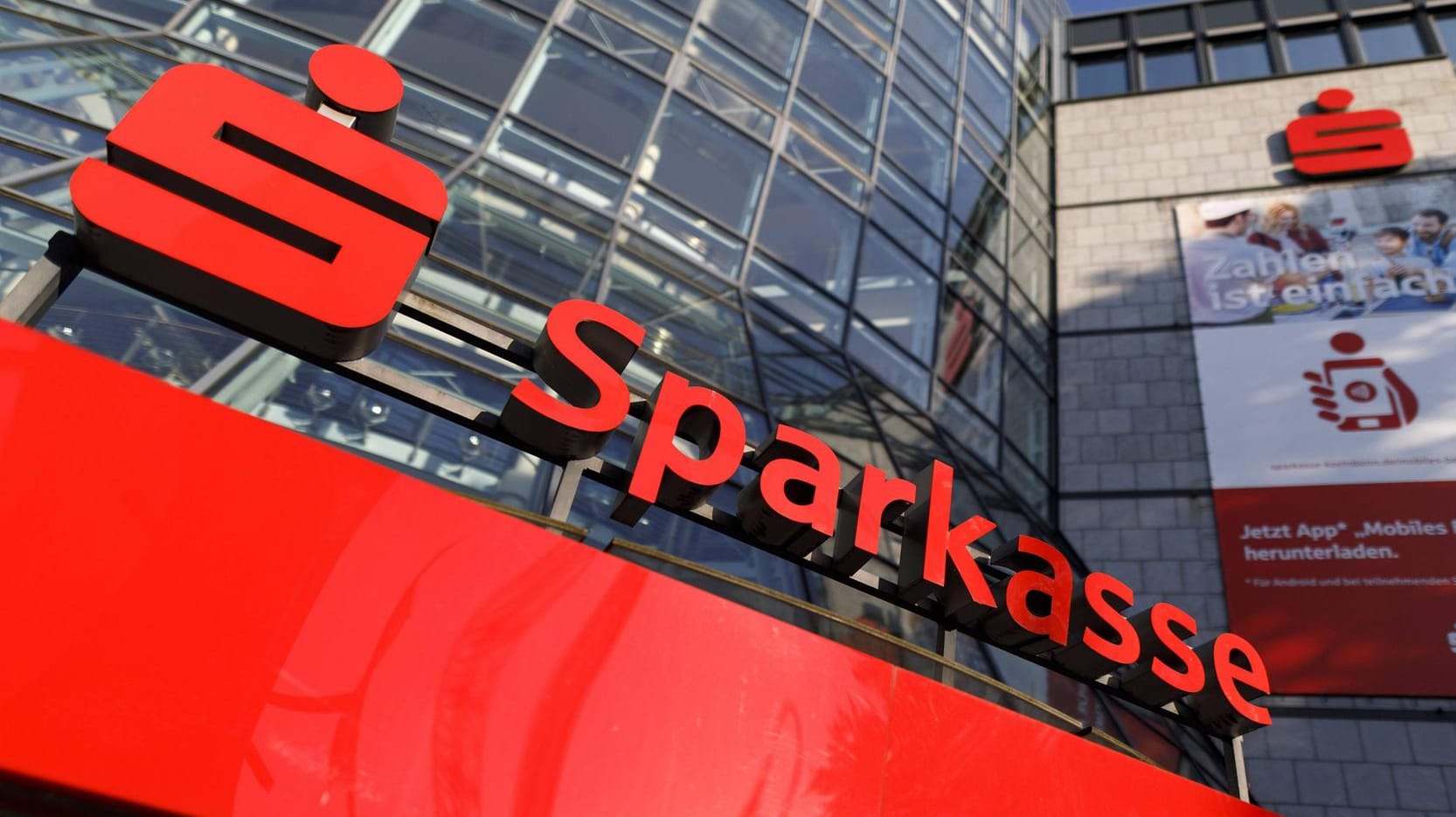 Sparkasse am Rudolfplatz in Köln: Das Geldhaus erhöht die Preise für die Girokonten.