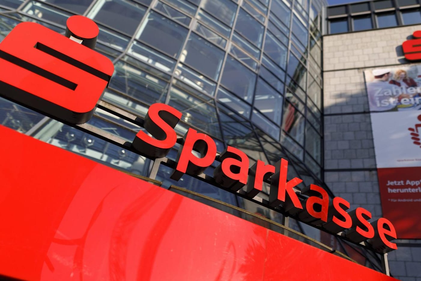 Sparkasse am Rudolfplatz in Köln: Das Geldhaus erhöht die Preise für die Girokonten.