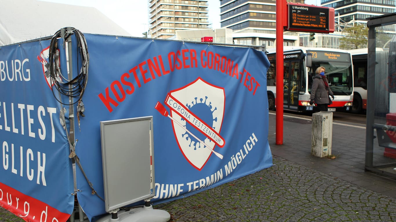 Testzentrum an einer Bushaltestelle in Hamburg (Archivbild): Bei Missachtung der 3G-Regel können bis zu 150 Euro fällig werden.