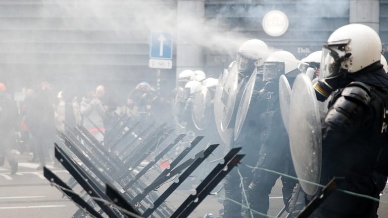 Ausschreitungen in Brüssel: Die Polizei setzte Tränengas ein.