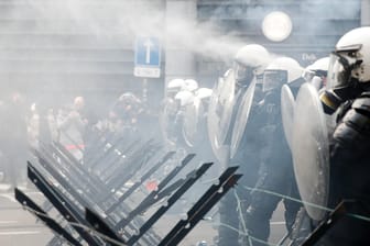 Ausschreitungen in Brüssel: Die Polizei setzte Tränengas ein.