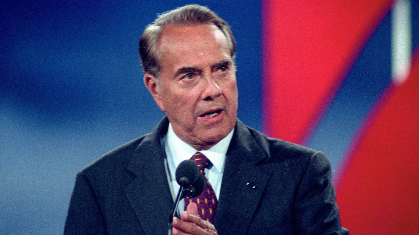 Bob Dole im Wahlkampf 1998: Der ehemalige republikanische Präsidentschaftskandidat ist im Alter von 98 Jahren gestorben.