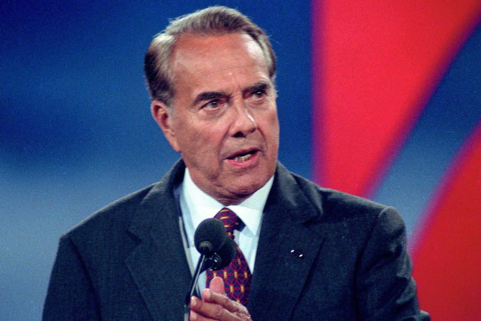 Bob Dole im Wahlkampf 1998: Der ehemalige republikanische Präsidentschaftskandidat ist im Alter von 98 Jahren gestorben.