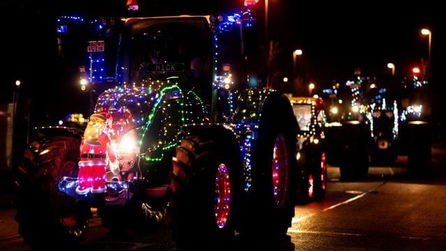 Lichterfahrt mit weihnachtlich geschmückten Traktoren Lichterfahrt mit weihnachtlich geschmückten Traktoren