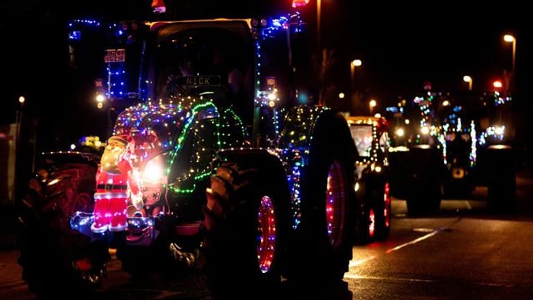 Lichterfahrt mit weihnachtlich geschmückten Traktoren
