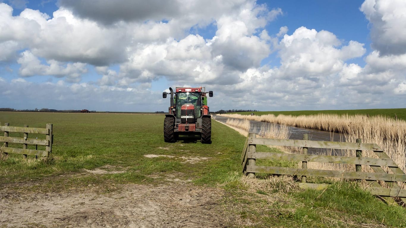 Traktor am Wassergraben (Symbolbild): Bei einer Rettungsaktion starb ein Mann in den Niederlanden.