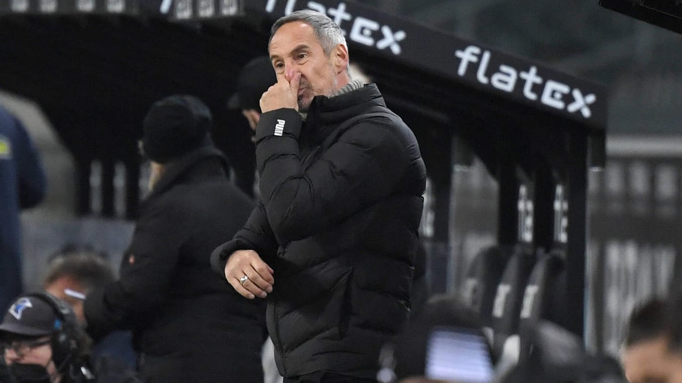 Adi Hütter: Der Gladbach-Trainer war nach dem 0:6 gegen Freiburg bedient. Adi Hütter: Der Gladbach-Trainer war nach dem 0:6 gegen Freiburg bedient.