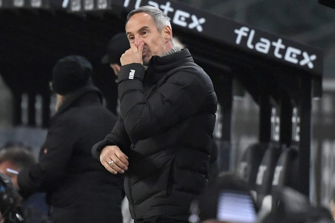 Adi Hütter: Der Gladbach-Trainer war nach dem 0:6 gegen Freiburg bedient.