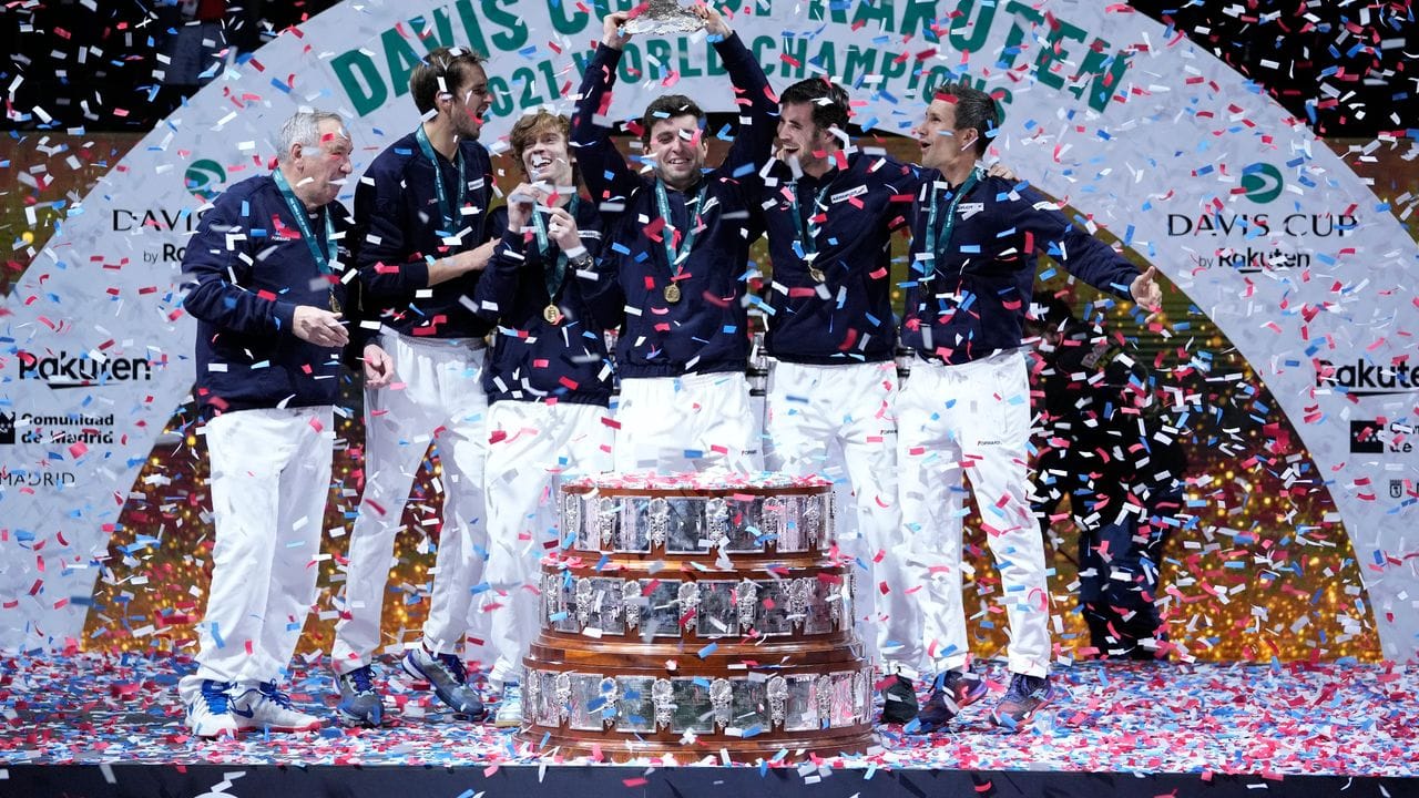 Team Russland feiert den insgesamt dritten Davis-Cup-Triumph. Team Russland feiert den insgesamt dritten Davis-Cup-Triumph.