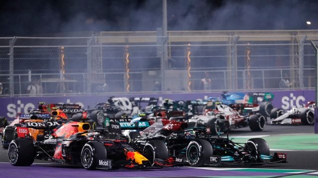 Max Verstappen (l) und Lewis Hamilton lieferten sich in Saudi-Arabien mehrere enge Duelle.