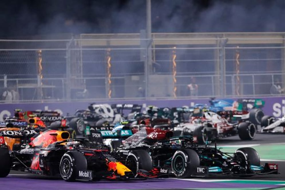 Max Verstappen (l) und Lewis Hamilton lieferten sich in Saudi-Arabien mehrere enge Duelle.