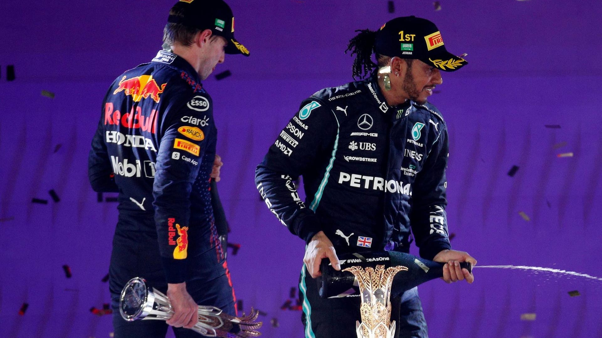 Ohne Max: Verstappen verlässt die Siegerehrung, Hamilton (r.) feiert.