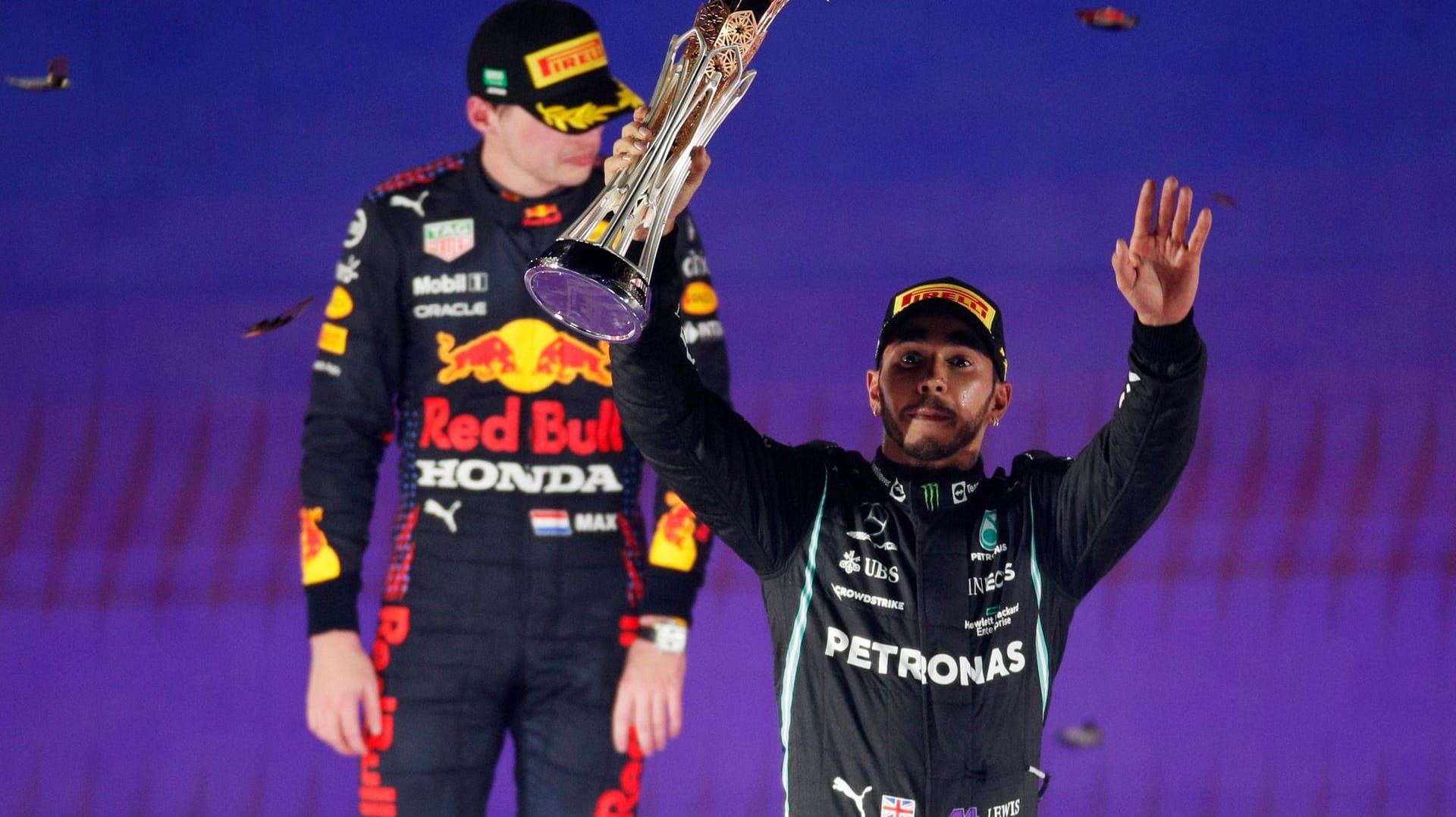 Gefühlswelten auseinander: Hamilton (r.) und Verstappen bei der Siegerehrung in Dschiddah.