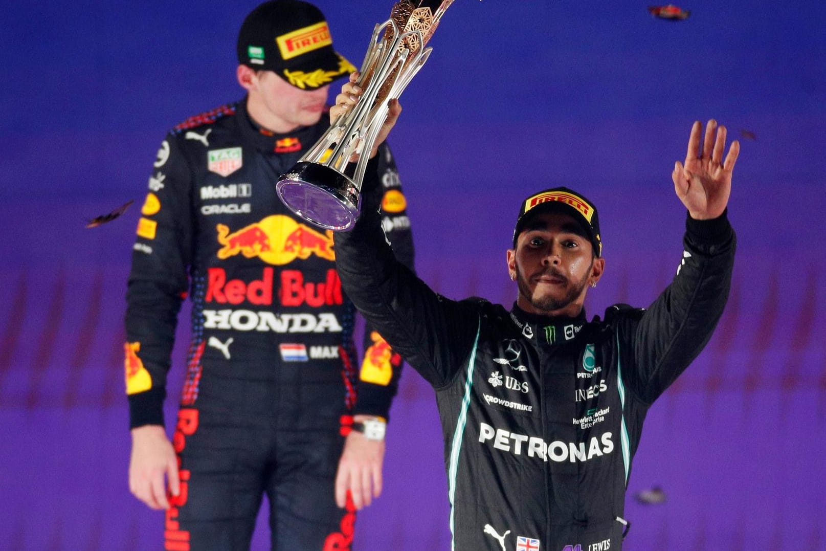 Gefühlswelten auseinander: Hamilton (r.) und Verstappen bei der Siegerehrung in Dschiddah.