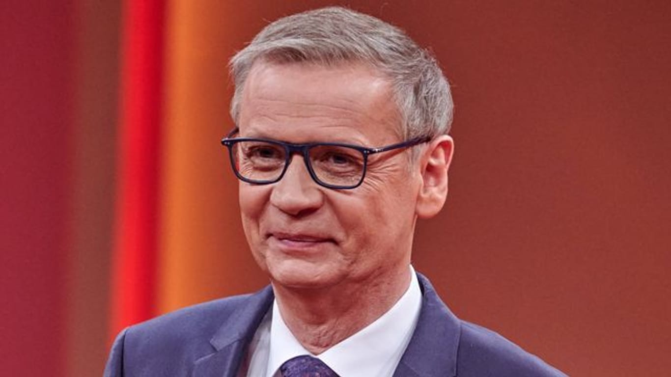 Entertainer Günther Jauch steht beim RTL- Jahresrückblick "Menschen, Bilder, Emotionen 2020" im Studio.
