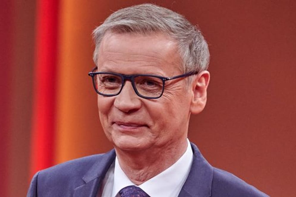 Entertainer Günther Jauch steht beim RTL- Jahresrückblick "Menschen, Bilder, Emotionen 2020" im Studio.