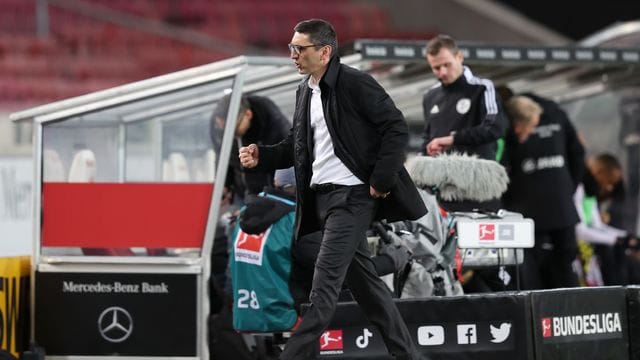 Herthas neuer Trainer Tayfun Korkut ballt nach dem Abpfiff in Stuttgart die Faust.