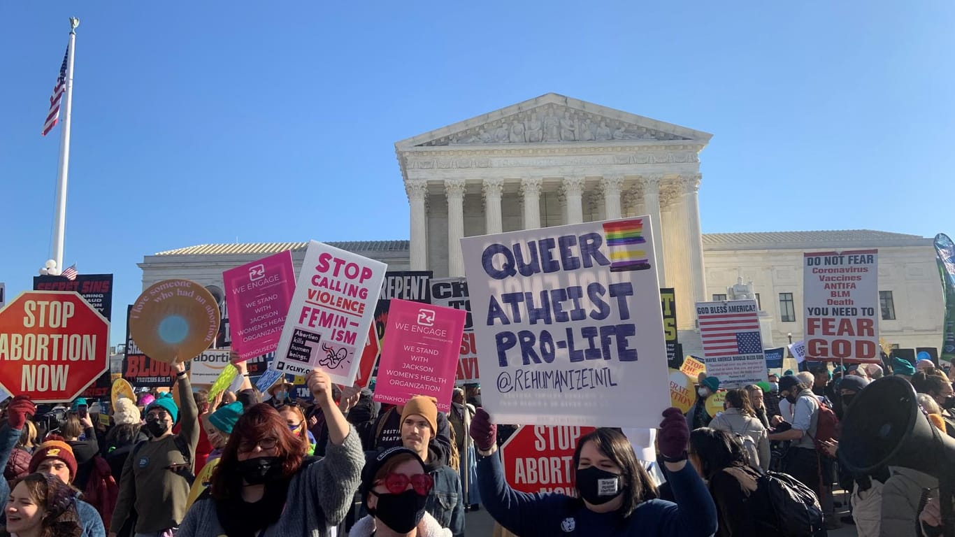 Queere Feministinnen demonstrieren gegen Abtreibung.