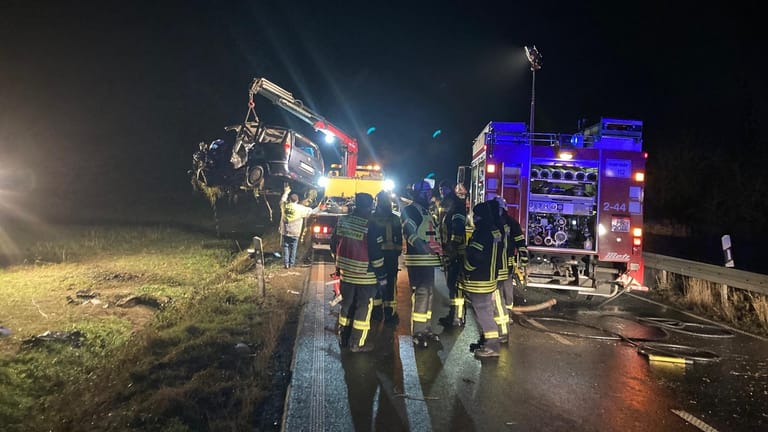 Hessen, Fritzlar: Nach einem Unfall mit fünf Toten auf der Bundesstraße 253 bei Fritzlar wird ein Autowrack geborgen.