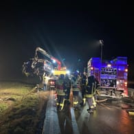 Hessen, Fritzlar: Nach einem Unfall mit fünf Toten auf der Bundesstraße 253 bei Fritzlar wird ein Autowrack geborgen.