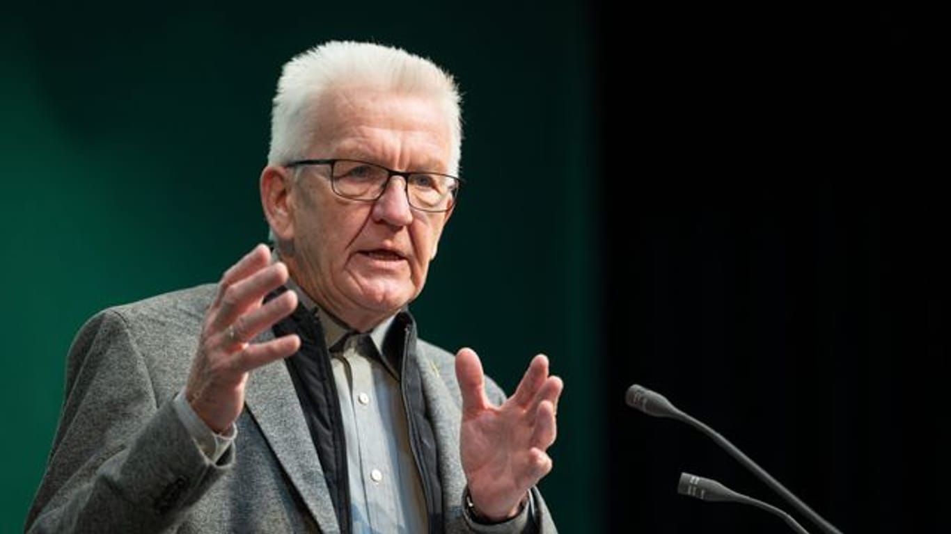 Winfried Kretschmann (Bündnis 90/Die Grünen), Ministerpräsident von Baden-Württemberg, spricht (Archivbild): Der Politiker vergleicht die Inzidenzwerte der Bundesländer.