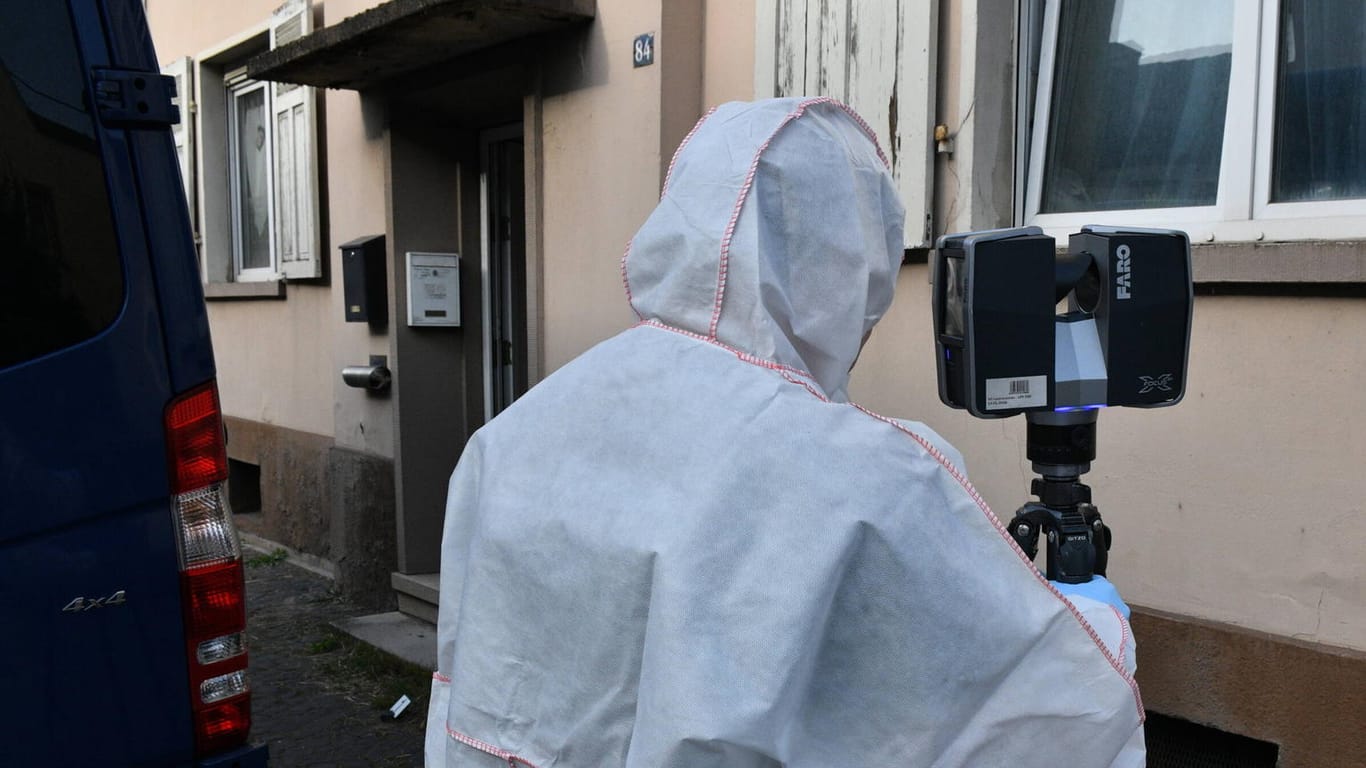 Ein Mitarbeiter der Polizei macht Aufnahmen von einem Tatort (Archivbild): In Deutschland soll es mehrere Tausend ungeklärte Mordfälle geben.