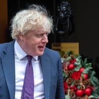Boris Johnson vor seinem Dienstsitz in London (Archivbild): Der britische Premier hat Drogenkonsumenten den Kampf angesagt.