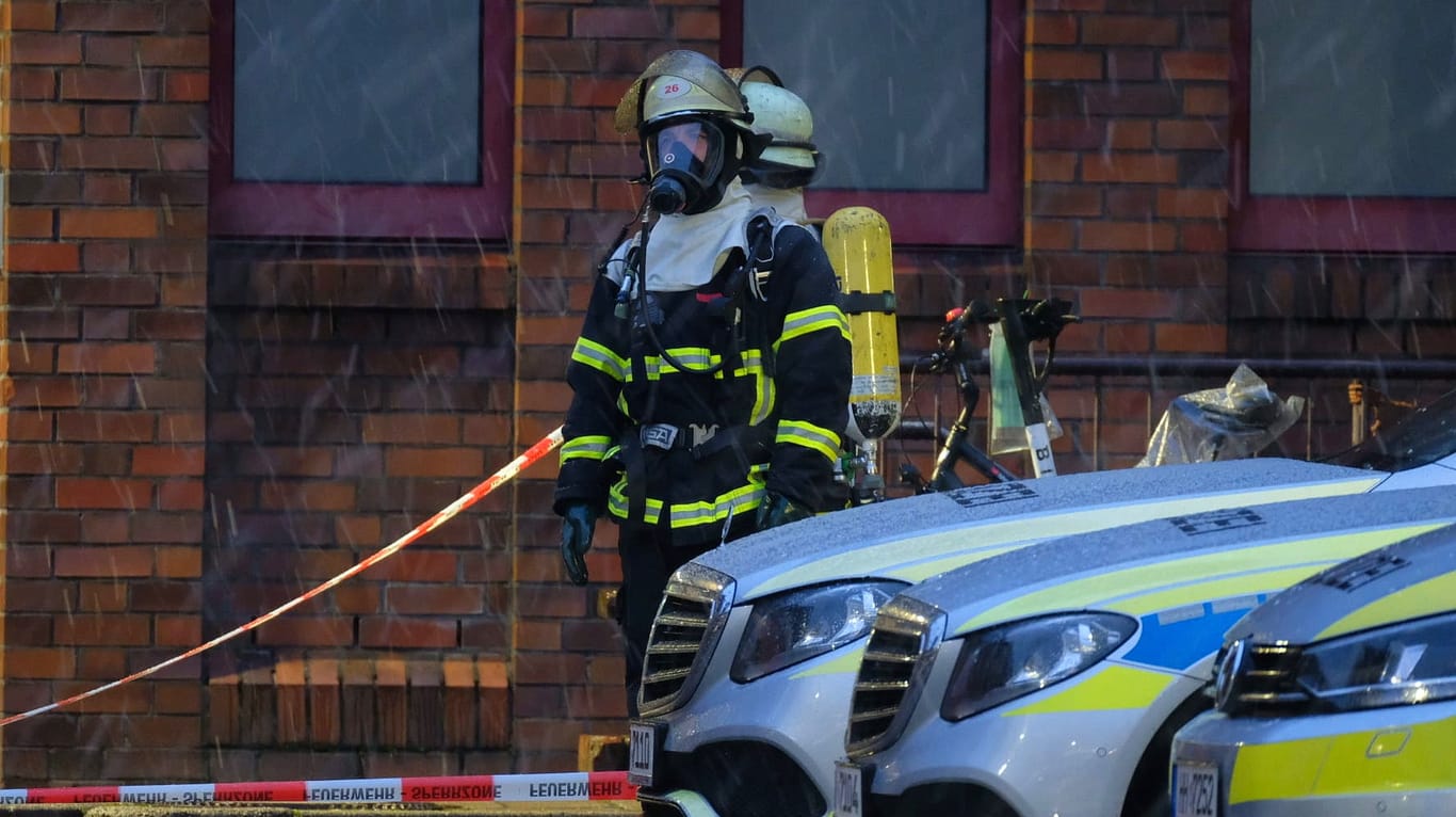 Die Feuerwehr im Einsatz vor der Polizeiwache in Bergedorf: Nach dem Einsatz mussten mehrere Gebäude dekontaminiert werden.