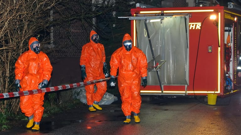 Einsatzkräfte in Chemikalienschutzanzügen: Mehrere Feuerwehrleute und Polizisten kamen in Kontakt mit dem Gift.
