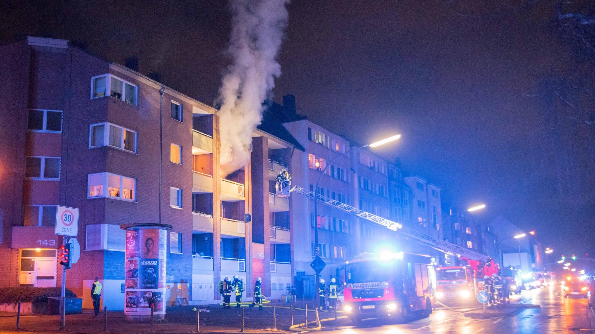 Eine große Rauchwolke steigt aus der Wohnung des Hauses auf: Ein Mann wurde schwer verletzt. Eine große Rauchwolke steigt aus der Wohnung des Hauses auf: Ein Mann wurde schwer verletzt.