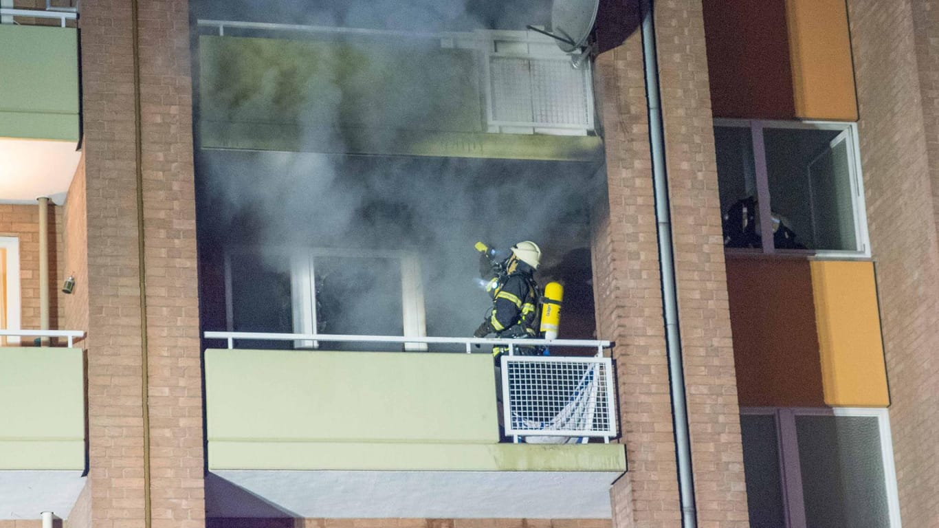 Ein Feuerwehrmann auf dem Balkon: Die Wohnung ist vollständig ausgebrannt.
