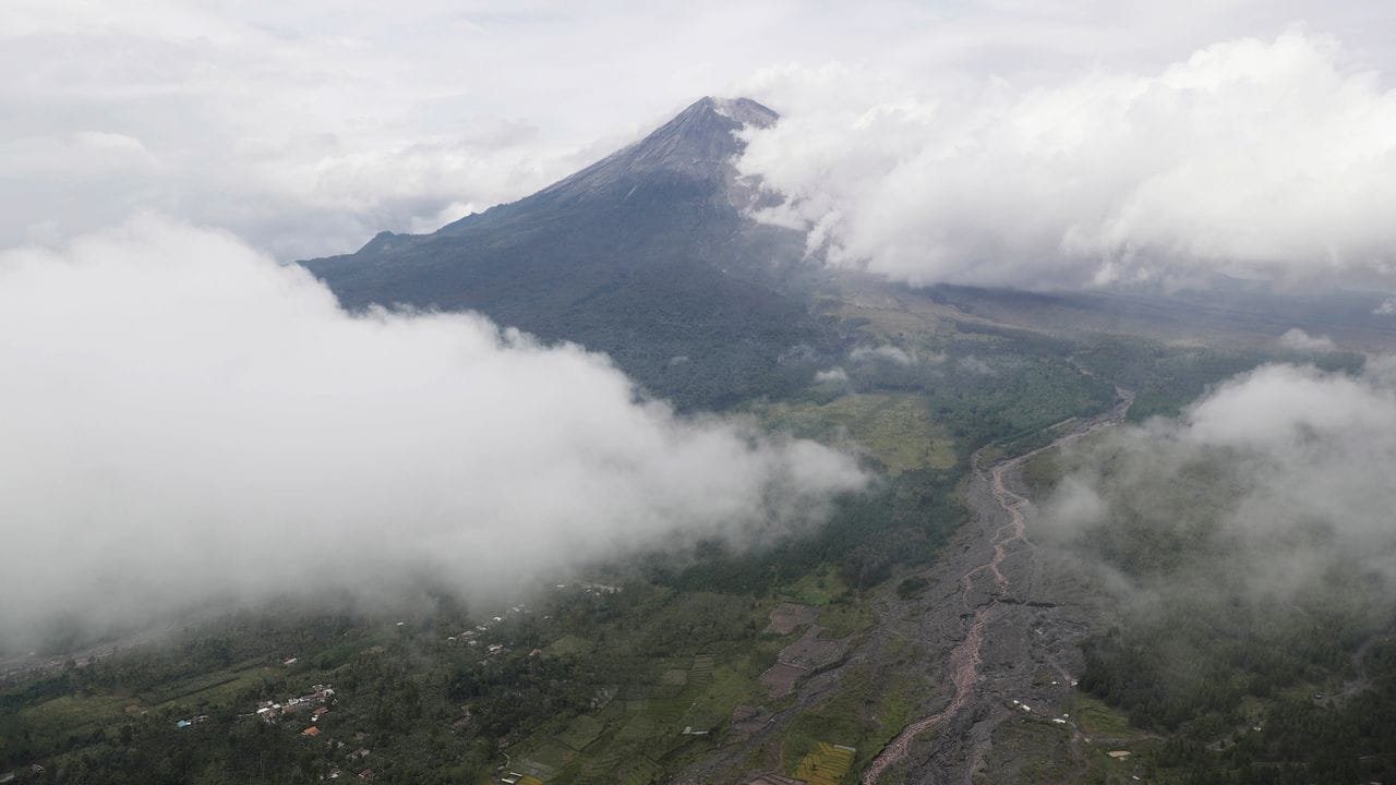 Nach dem Ausbruch des Vulkans Semeru auf der indonesischen Insel Java ist die Zahl der Toten auf 15 gestiegen.