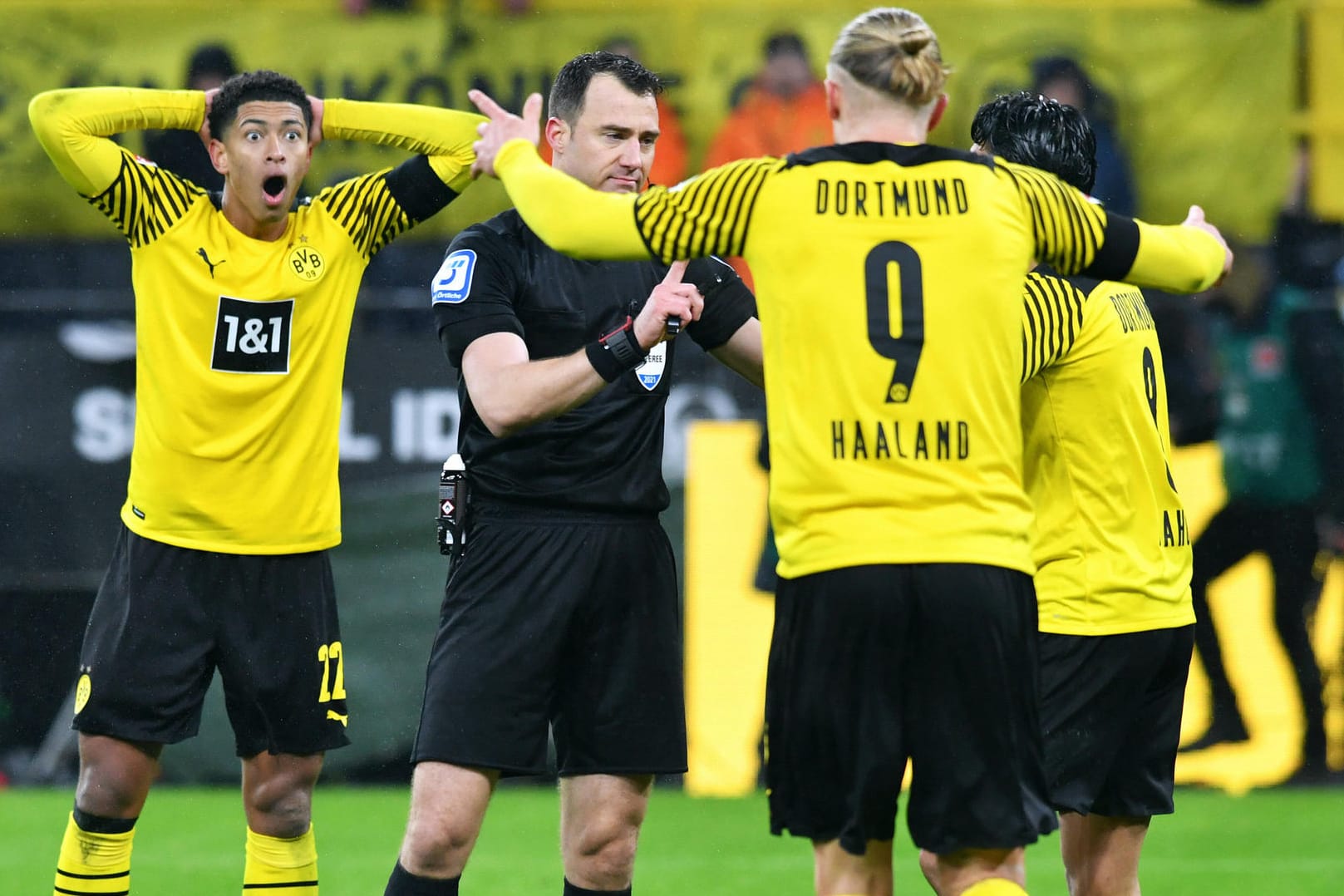 Blankes Entsetzen: Dortmunds Jude Bellingham (l.) kann eine Entscheidung von Schiedsrichter Felix Zwayer nicht fassen. Auch Erling Haaland und Mahmoud Dahoud (verdeckt) diskutieren mit dem Unparteiischen im Spitzenspiel gegen Bayern.