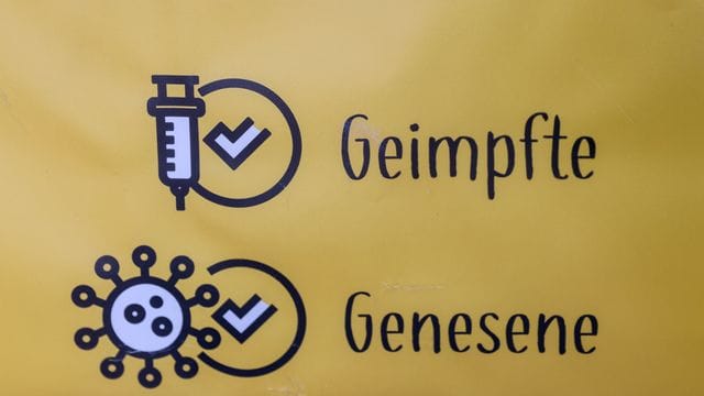 An einem Aufsteller vor einem Cafe steht "Zutritt nur für Geimpfte oder Genesene" (Symbolbild): Händler und Ämter wollen sich bei den Kontrollen abstimmen.