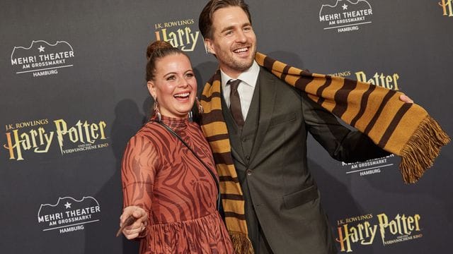 Sänger Alexander Klaws seine Frau Nadja bei der Premiere in Hamburg.