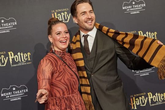 Sänger Alexander Klaws seine Frau Nadja bei der Premiere in Hamburg.