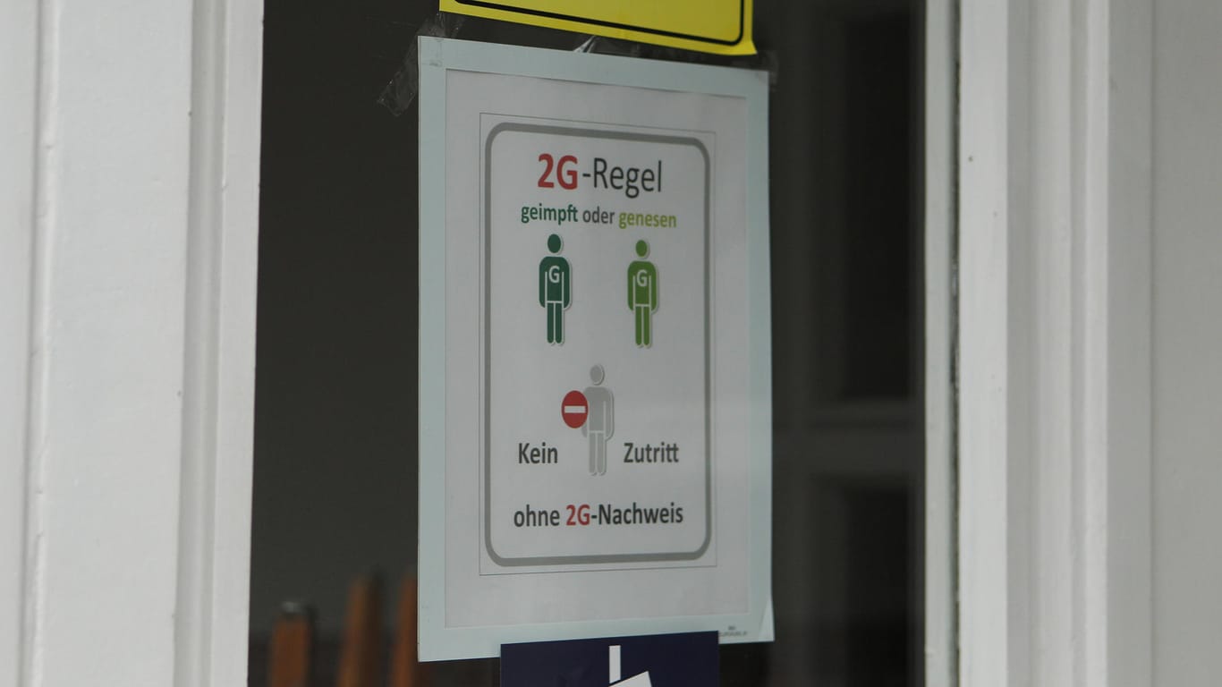 Im Fenster eines Restaurants im Portugiesenviertel am Hafen hängt ein Zettel, der Besucher darauf hinweist, dass hier nach der 2G-Regel verfahren wird (Symbolbild).