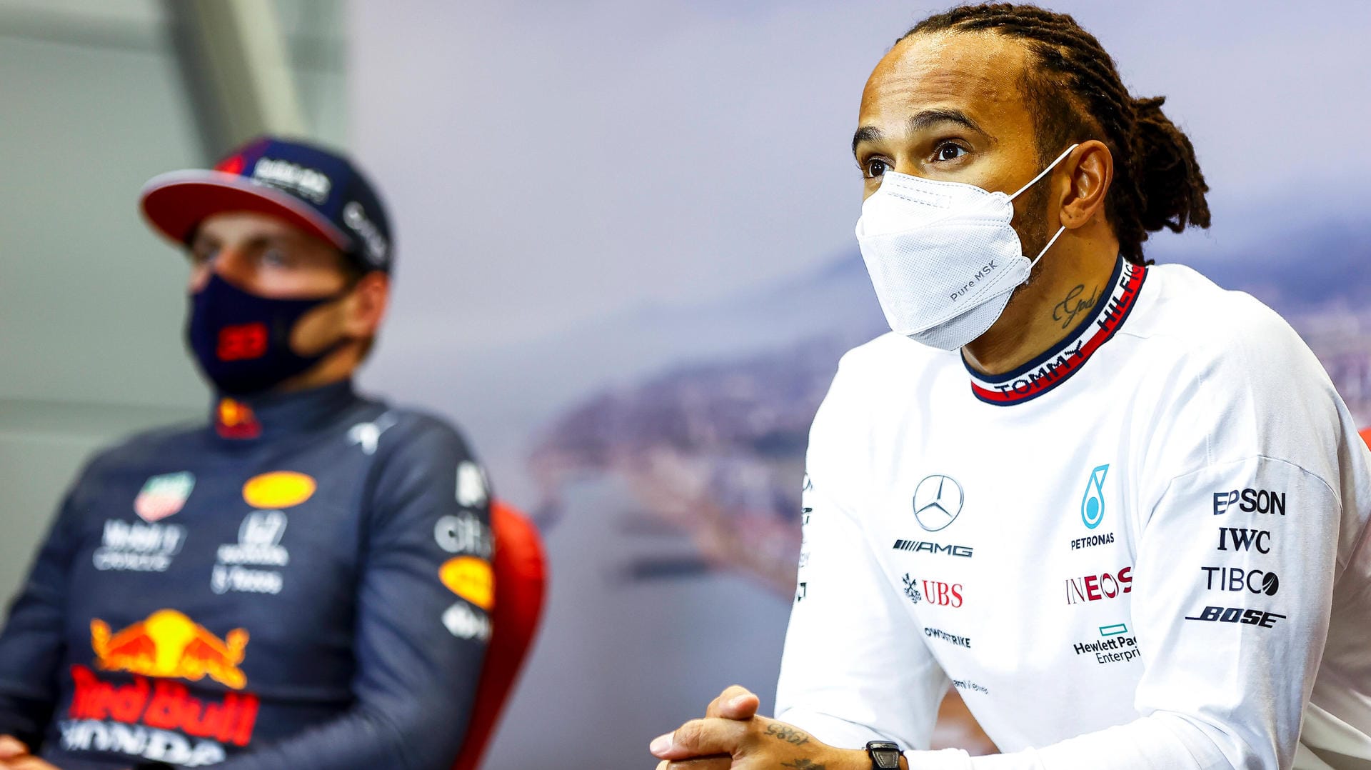 Max Verstappen (l.) und Lewis Hamilton: Die Formel-1-Piloten fahren um den WM-Titel, liegen punktgleich auf.